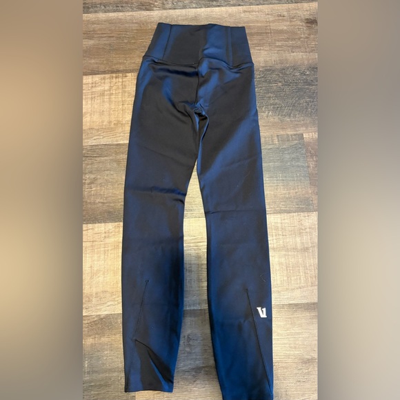 Vuori Evolve 7/8 Leggings w/Sports Bra Set Black - Picture 6 of 9